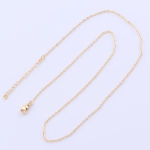 Kabelhalsband i guld, nyckelbenshalsband i 18 karat guld, present till henne, 50 cm, 1,5 x 0,3 mm