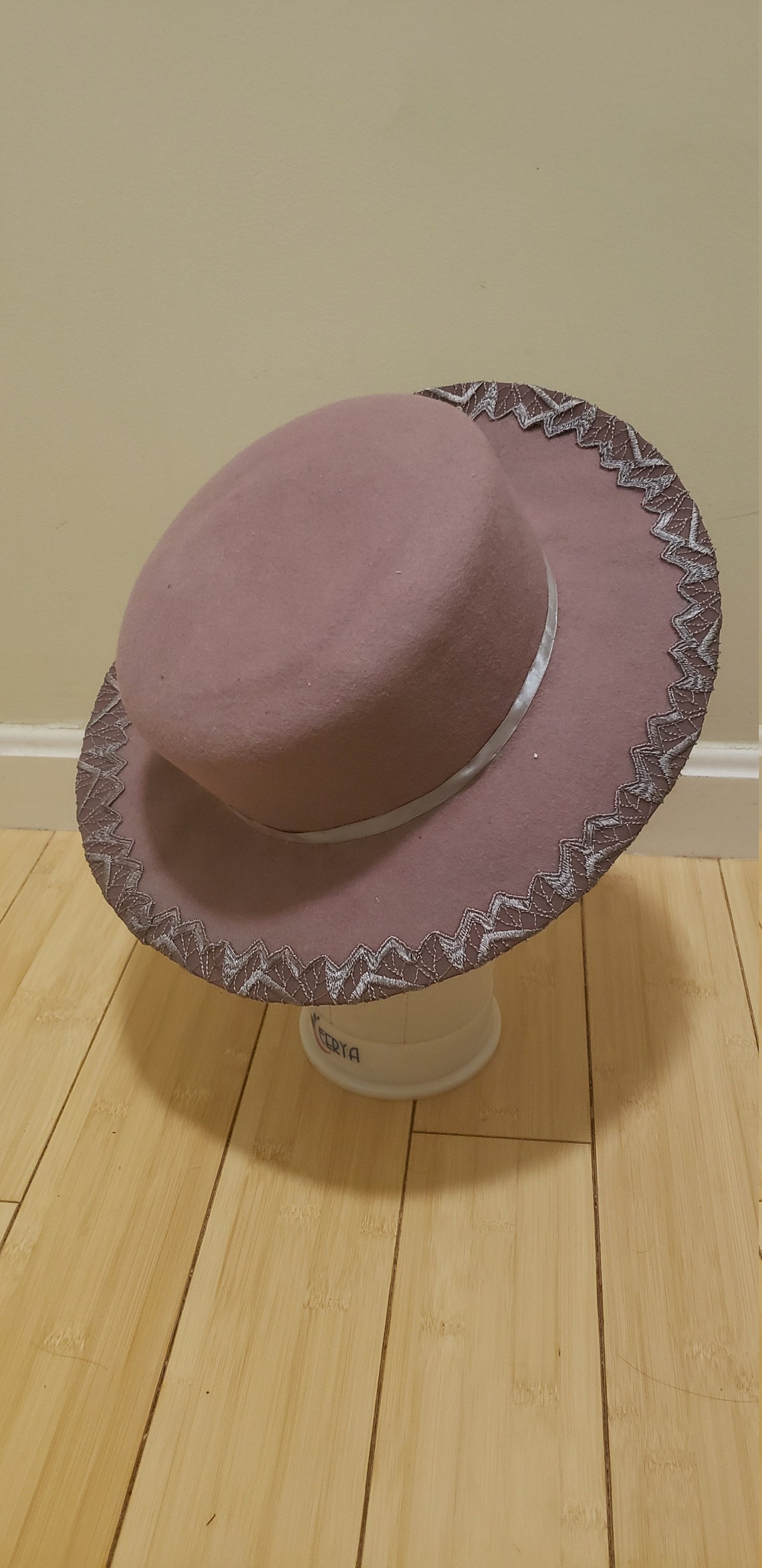 Sombrero de fieltro de ala ancha en gris lila con detalle de Etsy España Sombrero de fieltro de ala ancha en gris lila con detalle de Etsy España
