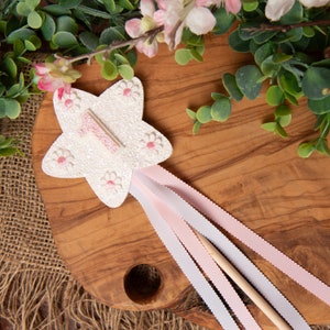 Varita de cumpleaños, varita de cumpleaños de princesa, varita personalizada, primer cumpleaños, accesorio de pastel, varita de brillo, varita blanca