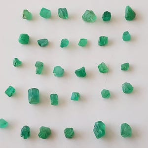 40 Stück Natürliche Smaragd Rohsteine Lot 2-7 mm | Grüner Smaragd Schmuckherstellung Lieferung | Cabochon Perlenmaterial | Übungsschnitt