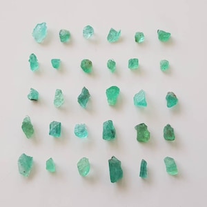 40 Stück Lot Smaragd-Rohstein 100% natürlich 4-10 mm raues Smaragdgrün angenehme Farbe gute Qualität roher Smaragd in grobem Smaragd unbehandelt