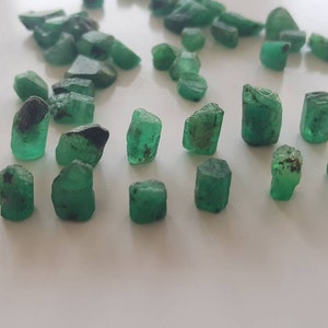 10teiliges Los Smaragd Rohstein 100% Natürlicher roher Smaragd loser Smaragd rohe unbehandelte AAA Qualität rauer Smaragd für DIY Schmuck ungeschliffener Edelstein
