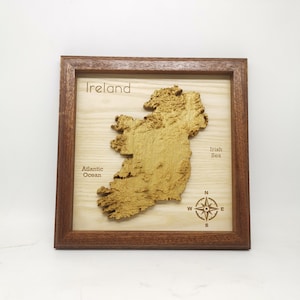 carte topographique de l'Irlande. bois massif sculpté. cadeau irlandais de cadre fait à la main. personnalisé personnaliser paysage de campagne personnalisé