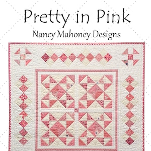 Puede incluir: Un patrón de acolchado llamado "Pretty in Pink" de Nancy Mahoney Designs. El acolchado es rosa y blanco con un diseño geométrico. El acolchado terminado mide 81 cm por 81 cm. El patrón es compatible con cuartos de tela.