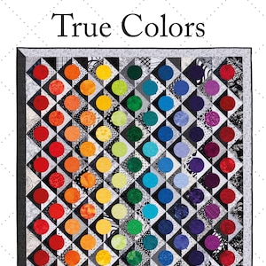 Pode incluir: Um padrão de colcha chamado "True Colors" de Nancy Mahoney Designs. A colcha apresenta um arco-íris de círculos coloridos dispostos em um padrão diagonal sobre um fundo preto e branco. A colcha acabada mede 54 polegadas por 61 polegadas.