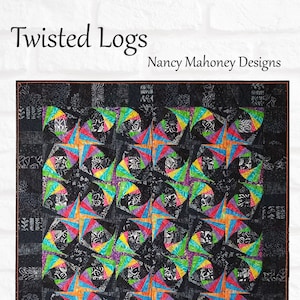 Puede incluir: Un patrón de colcha llamado "Twisted Logs" de Nancy Mahoney Designs. La colcha está hecha de tela negra con remolinos y estrellas de colores. La colcha se puede hacer en una alfombra para velas, un mantel o una colcha de pared.