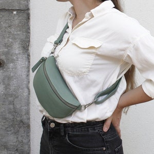 Leder Bauchtasche Damen, Gürteltasche mit breitem Wechselgurt, Crossbody Tasche, Umhängetasche personalisiert, Geschenk Freundin