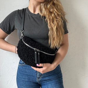 Women's bum bag made of leather and teddy fur in black, crossbody bag, shoulder bag, festival bag, belt bag, gift for her