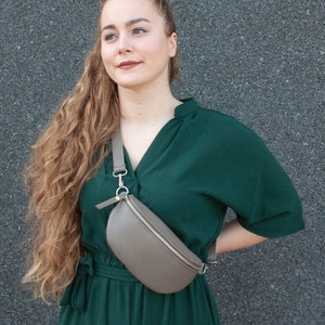 Leder Bauchtasche Damen, Gürteltasche mit breitem Wechselgurt, Crossbody Tasche, Umhängetasche personalisiert, Geschenk Freundin