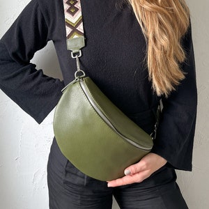 Sac banane en cuir vert olive avec sangle interchangeable pour femme, sac crossbody en cuir kaki, grand sac à bandoulière en cuir vert, cadeau pour elle