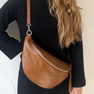 Sac banane en cuir cognac femme XL, large sangle interchangeable, sac crossbody personnalisé, sac à bandoulière en cuir, cadeau pour petite amie