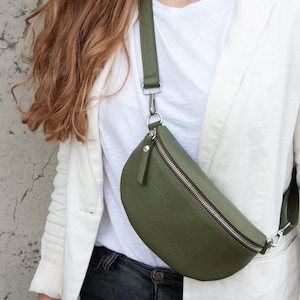 Kleine Leder Bauchtasche mit gemustertem Schultergurt khaki, Festival Tasche, kleine Cross Body Tasche, Leder Gürteltasche mit Schultergurt