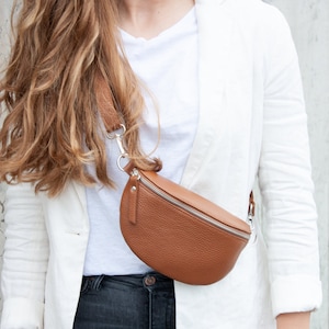 Leder Bauchtasche Damen in cognac, Gürteltasche mit breitem Wechselgurt, Crossbody Tasche, Umhängetasche personalisiert, Geschenk Freundin