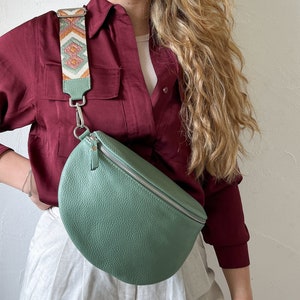 Mintgrüne Bauchtasche aus Leder für Frauen, Ledertasche mit gemustertem Wechselgurt, Leder Crossbody-Tasche, Hüfttasche, Geschenk für sie