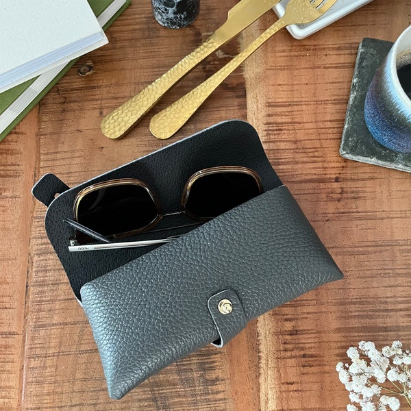 Sonnenbrillen Etui aus Leder, Brillenetui grau, Brillenhülle, Lederhülle für Brillen, Brillentasche, Leder Mäppchen, kleines Geschenk