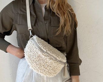 Frauen Bauchtasche aus Leder und Teddyfell in creme, Crossbody Tasche, Umhängetasche, Festivaltasche, Gürteltasche, Geschenk für Sie