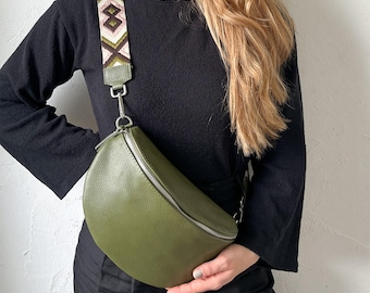 Grand sac banane en cuir vert pour femme avec large bandoulière