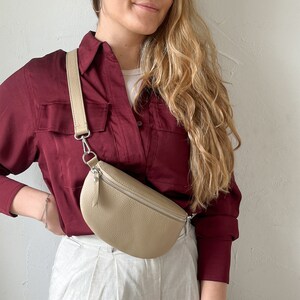 Bauchtasche aus Leder für Damen in rot, Ledergürtel und gemusterter Wechselgürtel, Crossbody-Tasche aus Leder, Hüfttasche in bordeaux Bild 3