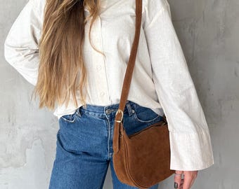 Suède handtas voor dames in cognacbruin
