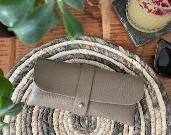 Sonnenbrillen Etui aus Leder, Brillenetui taupe braun, Brillenhülle, Lederhülle für Brillen, Brillentasche, Leder Mäppchen, kleines Geschenk