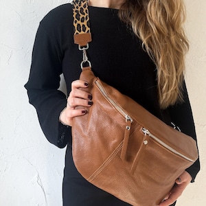 Grand sac banane en cuir cognac avec bandoulière interchangeable