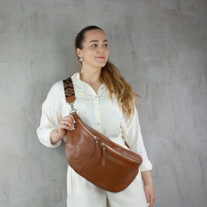 Leder Bauchtasche schwarz Damen XXL, breiter Wechselgurt, Crossbody Tasche personalisiert, Umhängetasche aus Leder, Geschenk Freundin