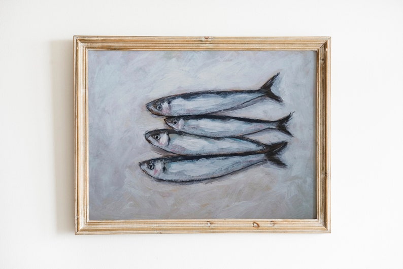 K&ouml;nnte beinhalten: Ein gerahmtes Gem&auml;lde mit vier silbernen Fischen, die in einer Reihe auf einem hellgrauen Hintergrund angeordnet sind. Die Fische sind in einem realistischen Stil mit subtilen Details gemalt.
