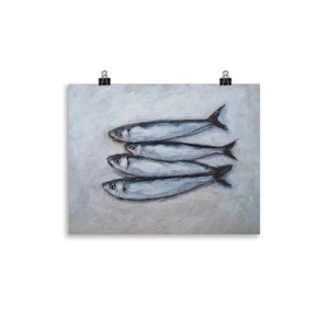 K&ouml;nnte beinhalten: Ein Gem&auml;lde von f&uuml;nf silbernen Fischen auf wei&szlig;em Hintergrund. Die Fische sind in einer Reihe angeordnet, wobei ihre Schw&auml;nze nach rechts zeigen. Die Fische sind realistisch gemalt, mit Details wie Schuppen und Flossen.