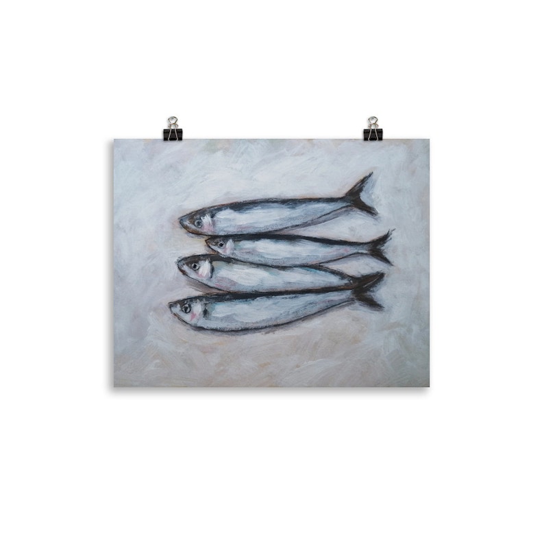 K&ouml;nnte beinhalten: Ein Gem&auml;lde von f&uuml;nf silbernen Fischen auf wei&szlig;em Hintergrund. Die Fische sind in einer Reihe angeordnet, wobei ihre Schw&auml;nze nach rechts zeigen. Die Fische sind realistisch gemalt, mit Details wie Schuppen und Flossen.