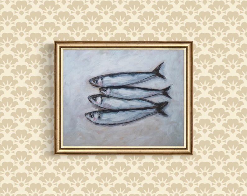 K&ouml;nnte beinhalten: Ein gerahmtes Gem&auml;lde mit f&uuml;nf silbernen Fischen, die in einer Reihe auf einem hellbeigen Hintergrund angeordnet sind. Die Fische sind realistisch mit subtilen Details gemalt.