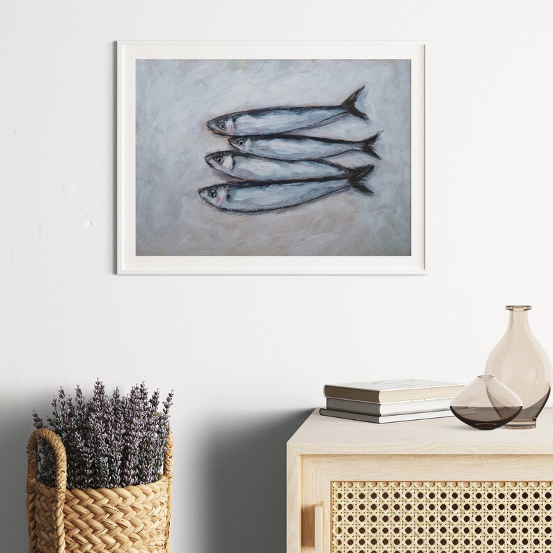 K&ouml;nnte beinhalten: Ein gerahmtes Gem&auml;lde mit f&uuml;nf silbernen Fischen, die in einer Reihe auf einem hellgrauen Hintergrund angeordnet sind. Die Fische sind in einem realistischen Stil mit subtilen Details gemalt.