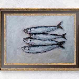 K&ouml;nnte beinhalten: Ein gerahmtes Gem&auml;lde mit vier silbernen Fischen, die in einer Reihe auf einem hellgrauen Hintergrund angeordnet sind. Die Fische sind realistisch mit subtilen Details gemalt.