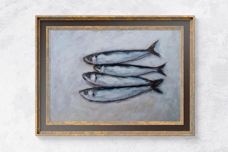 K&ouml;nnte beinhalten: Ein gerahmtes Gem&auml;lde mit vier silbernen Fischen, die in einer Reihe auf einem hellgrauen Hintergrund angeordnet sind. Die Fische sind realistisch mit subtilen Details gemalt.