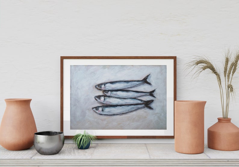 K&ouml;nnte beinhalten: Ein gerahmtes Gem&auml;lde von f&uuml;nf silbernen Fischen auf hellem grauen Hintergrund. Die Fische sind in einer Reihe angeordnet, mit den Schw&auml;nzen nach rechts zeigend. Das Gem&auml;lde ist in einem braunen Holzrahmen.