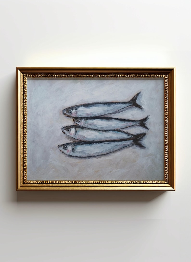 K&ouml;nnte beinhalten: Ein gerahmtes Gem&auml;lde von vier silbernen Fischen auf hellgrauem Hintergrund. Die Fische sind in einer Reihe angeordnet, mit ihren K&ouml;pfen zur linken Seite des Gem&auml;ldes. Der Rahmen ist golden und hat einen dekorativen Rand.