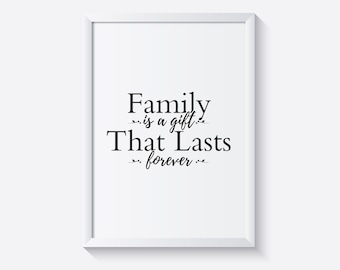 Könnte beinhalten: Weißer gerahmter Druck mit dem Text "Family is a gift. That Lasts forever." in schwarzer kursivschrift.