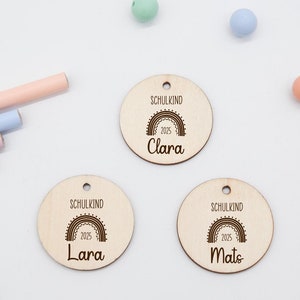 Pendentif cartable, étiquette nominative, écolier, pendentif avec nom, pendentif personnalisé, pendentif, panneau en bois, inscription scolaire, pendentif en bois