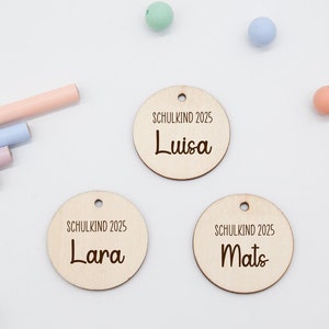 Pendentif cartable, étiquette nominative, écolier, pendentif avec nom, pendentif personnalisé, pendentif, panneau en bois, inscription scolaire, pendentif en bois