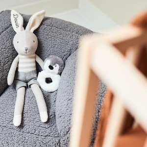 Personalisierter Kuscheltier Hase mit Namen, ideal als Babygeschenk zur Geburt, Taufe oder Geburtstag. Ein perfektes Babygeschenk für Jungen und Mädchen zur Taufe. Für Kinderzimmer baby and kids gift.