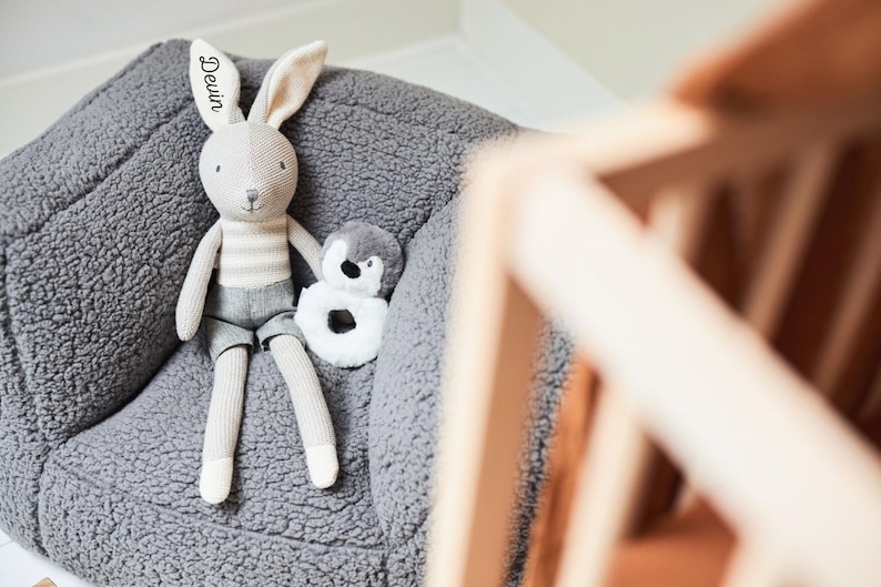 Personalisierter Kuscheltier Hase mit Namen, ideal als Babygeschenk zur Geburt, Taufe oder Geburtstag. Ein perfektes Babygeschenk für Jungen und Mädchen zur Taufe. Für Kinderzimmer baby and kids gift.