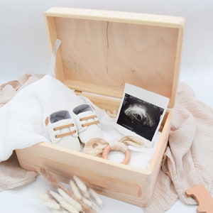 Die personalisierte Erinnerungskiste mit Baby ist ein herzliches Geschenk zur Geburt oder Taufe. Sie bewahrt die kostbaren Erinnerungen der Babyzeit in einer liebevoll gestalteten Holzkiste auf, die mit dem Namen des Babys personalisiert ist.