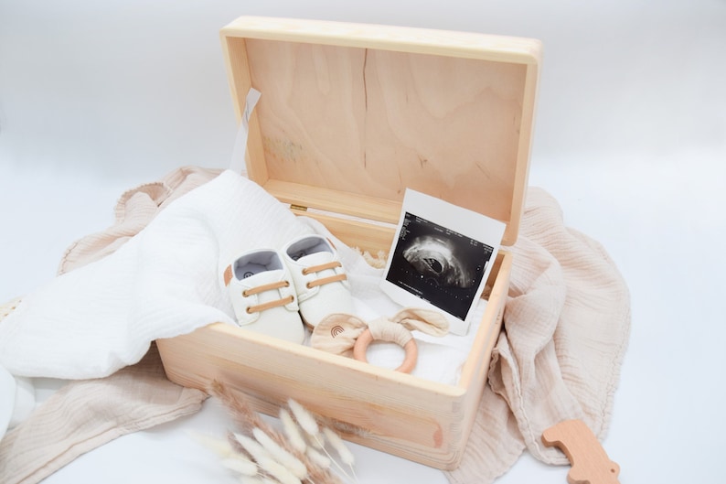 Die personalisierte Erinnerungskiste mit Baby ist ein herzliches Geschenk zur Geburt oder Taufe. Sie bewahrt die kostbaren Erinnerungen der Babyzeit in einer liebevoll gestalteten Holzkiste auf, die mit dem Namen des Babys personalisiert ist.