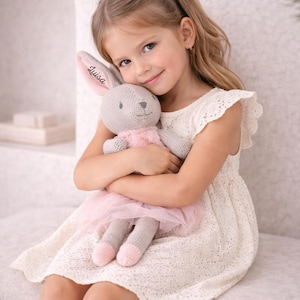 Personalisierter Kuscheltier Hase mit Namen, ideal als Babygeschenk zur Geburt, Taufe oder Geburtstag. Ein perfektes Babygeschenk für Jungen und Mädchen zur Taufe. Für Kinderzimmer baby and kids gift.