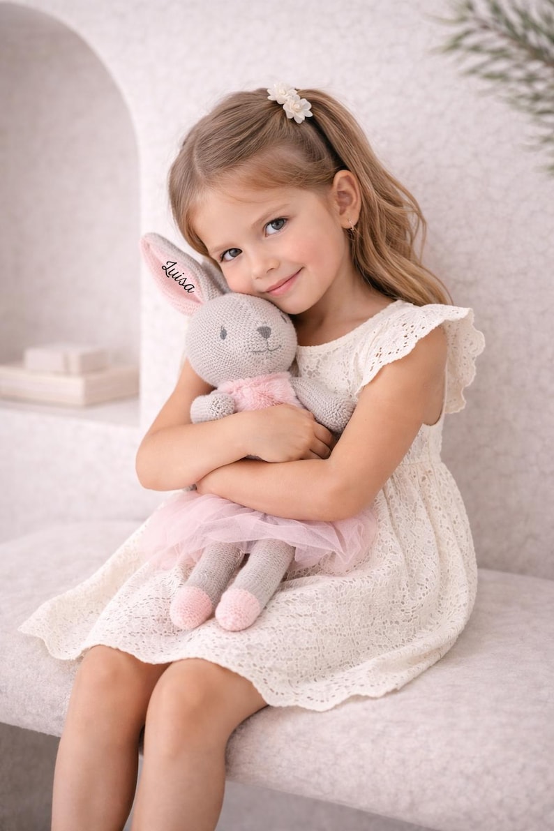 Personalisierter Kuscheltier Hase mit Namen, ideal als Babygeschenk zur Geburt, Taufe oder Geburtstag. Ein perfektes Babygeschenk für Jungen und Mädchen zur Taufe. Für Kinderzimmer baby and kids gift.