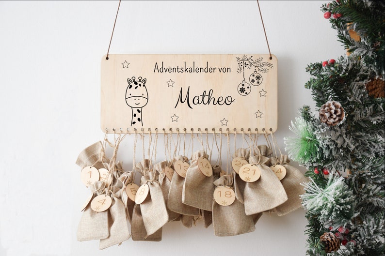 Unser personalisierter Adventskalender aus Holz für Kinder ist ein einzigartiges Geschenk, um die Vorfreude auf Weihnachten und den Nikolaus jeden Tag mit einer individuellen Überraschung zu füllen.
Adventskalender Kinder, Nikolausgeschenk, Advent