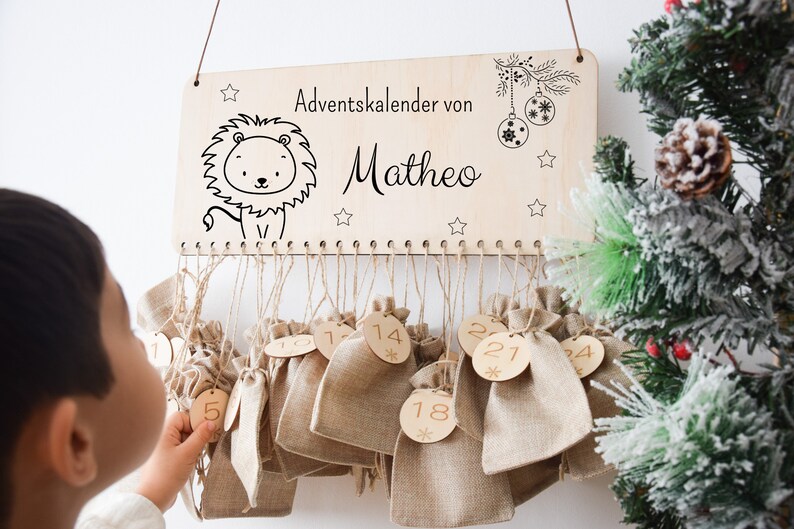 Unser personalisierter Adventskalender aus Holz für Kinder ist ein einzigartiges Geschenk, um die Vorfreude auf Weihnachten und den Nikolaus jeden Tag mit einer individuellen Überraschung zu füllen.
Adventskalender Kinder, Nikolausgeschenk, Advent