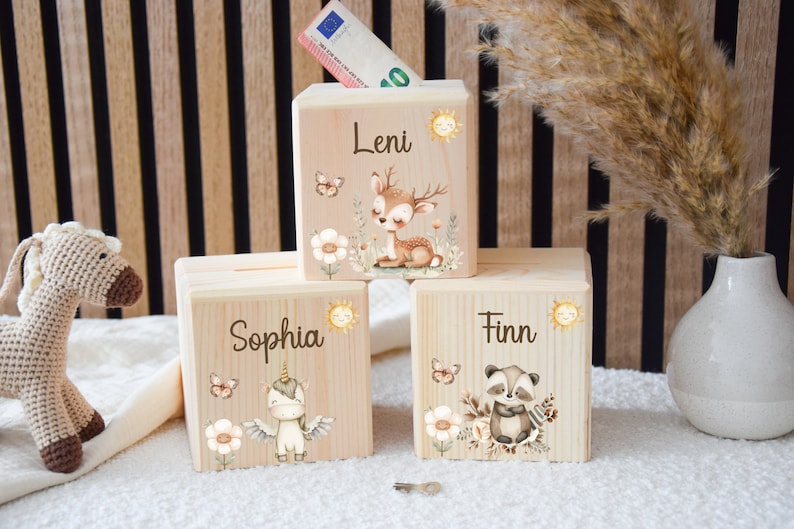 Unsere personalisierten Holz-Spardosen für Kinder sind das perfekte Geschenk zur Geburt und Taufe.  Diese Spardosen sind zeitlose Erinnerungen an die Kindheit und eignen sich auch hervorragend als Weihnachtsgeschenke für Kinder. Ostergeschenk