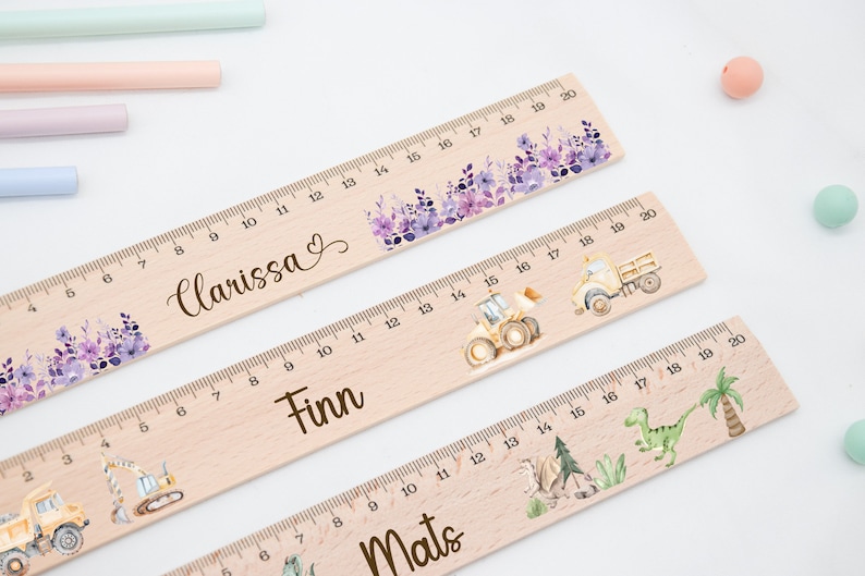 Entdecke unser personalisiertes Holzlineal, ideales Geschenk zur Einschulung. Ein einzigartiges Schulkind-Geschenk, perfekt für den Schulanfang und zur Einschulung. Für Schultüten und Kindergarten.
