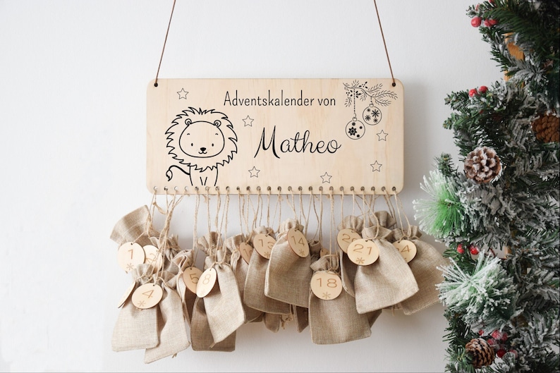 Unser personalisierter Adventskalender aus Holz für Kinder ist ein einzigartiges Geschenk, um die Vorfreude auf Weihnachten und den Nikolaus jeden Tag mit einer individuellen Überraschung zu füllen.
Adventskalender Kinder, Nikolausgeschenk, Advent
