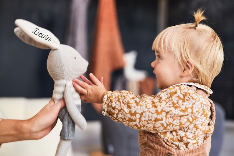 Personalisierter Kuscheltier Hase mit Namen, ideal als Babygeschenk zur Geburt, Taufe oder Geburtstag. Ein perfektes Babygeschenk für Jungen und Mädchen zur Taufe. Für Kinderzimmer baby and kids gift.